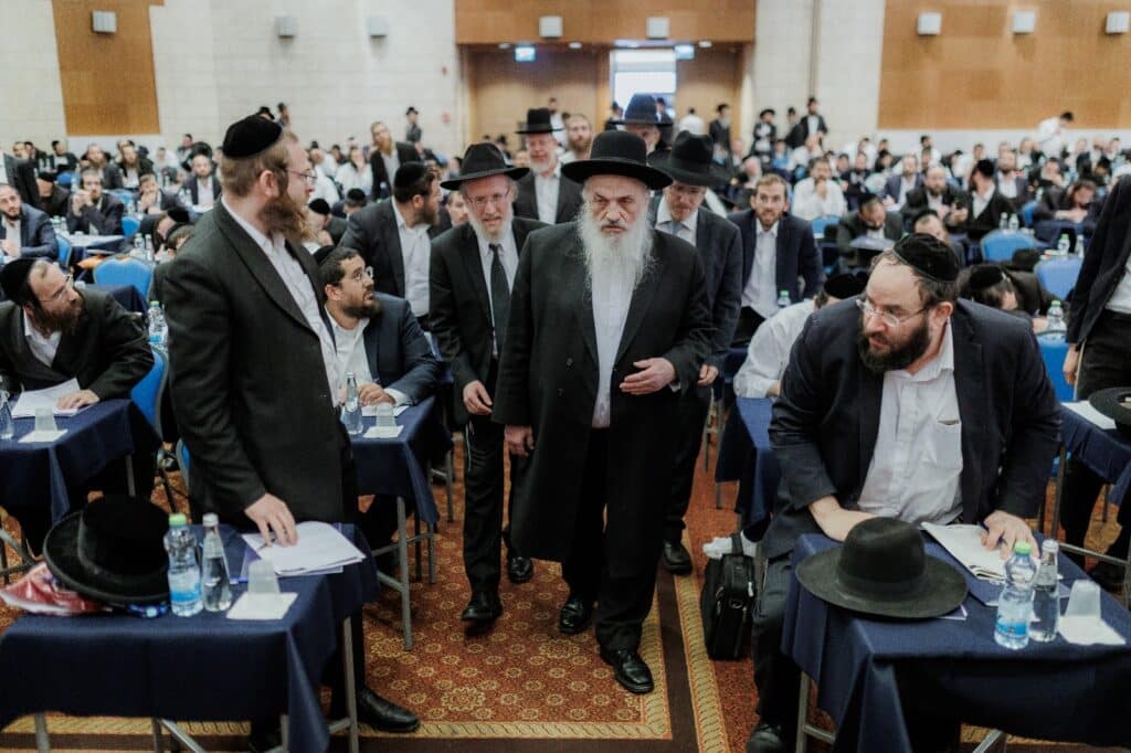 אלפי נבחנים, אולם אחד, וגדולי ישראל שהגיעו לכבד