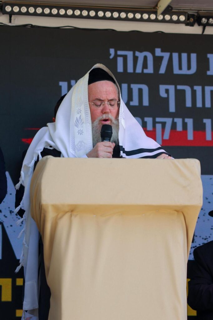 תפילת אלפי ילדי עטרת שלמה בשערי הכלא