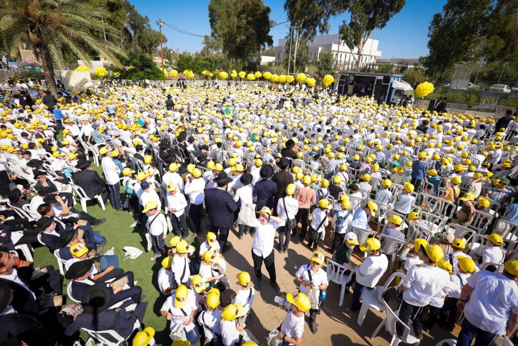 תפילת אלפי ילדי עטרת שלמה בשערי הכלא