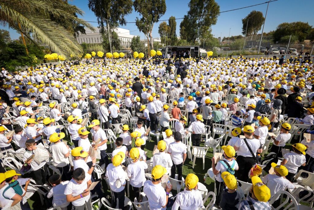 תפילת אלפי ילדי עטרת שלמה בשערי הכלא