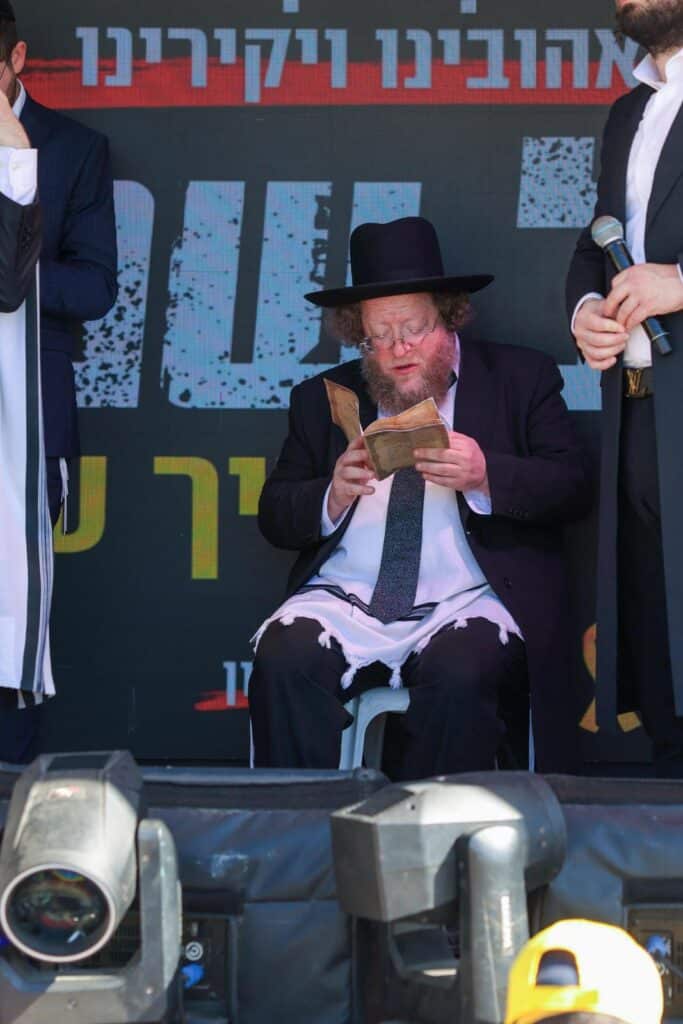 תפילת אלפי ילדי עטרת שלמה בשערי הכלא