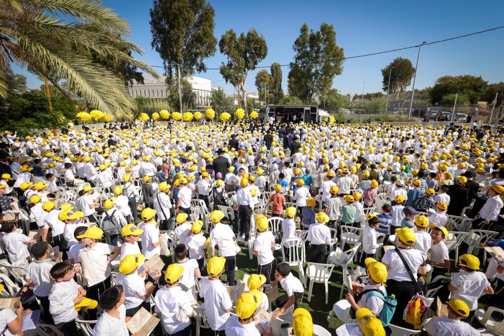 תפילת אלפי ילדי עטרת שלמה בשערי הכלא