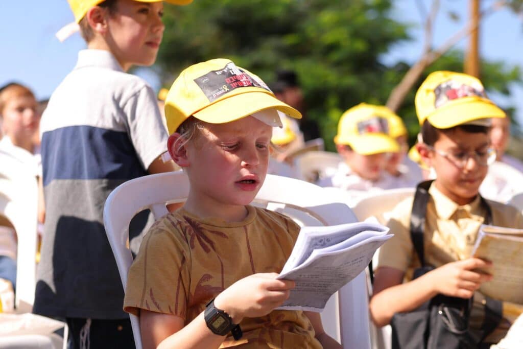 תפילת אלפי ילדי עטרת שלמה בשערי הכלא