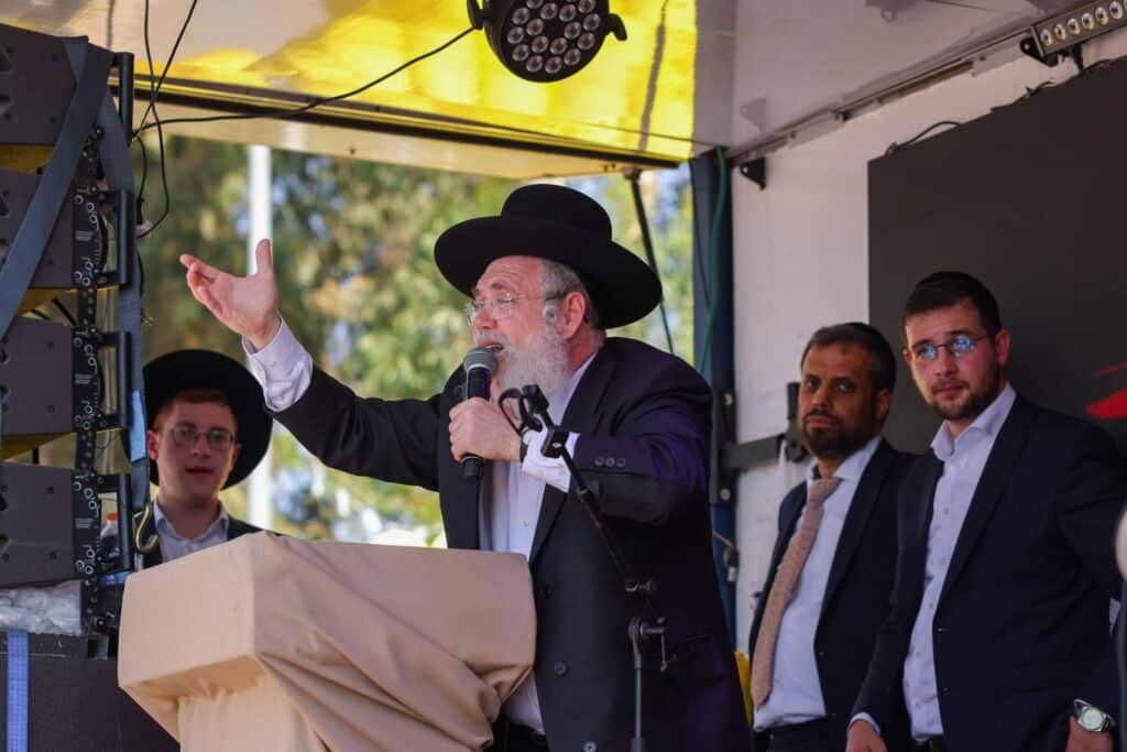 תפילת אלפי ילדי עטרת שלמה בשערי הכלא