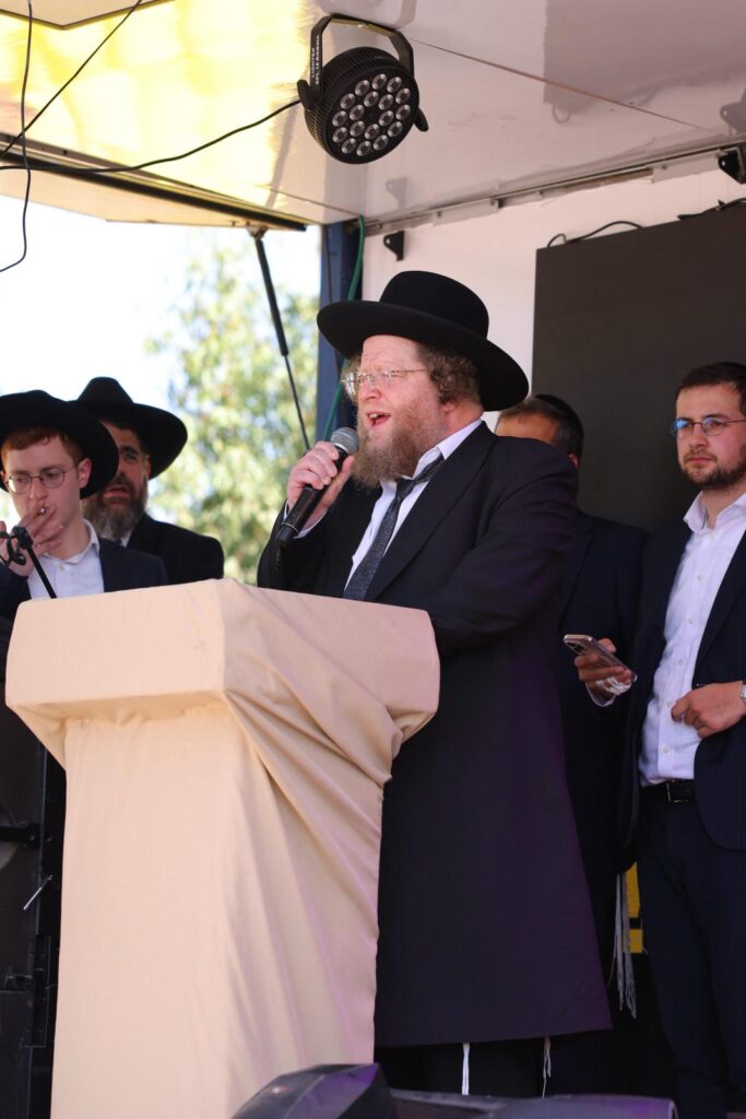 תפילת אלפי ילדי עטרת שלמה בשערי הכלא