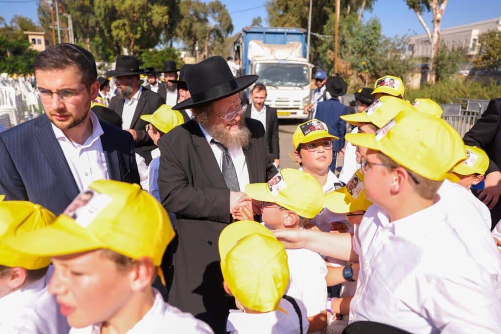 תפילת אלפי ילדי עטרת שלמה בשערי הכלא