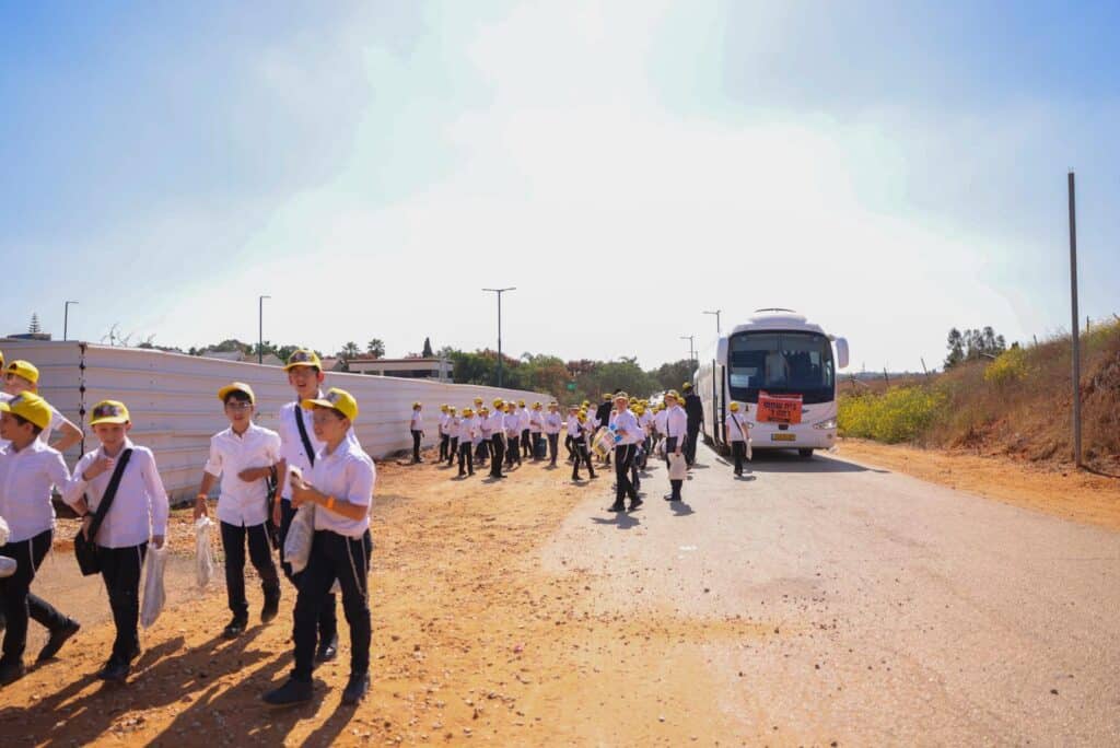 תפילת אלפי ילדי עטרת שלמה בשערי הכלא