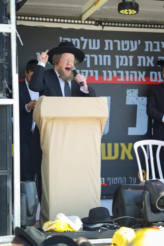 תפילת אלפי ילדי עטרת שלמה בשערי הכלא