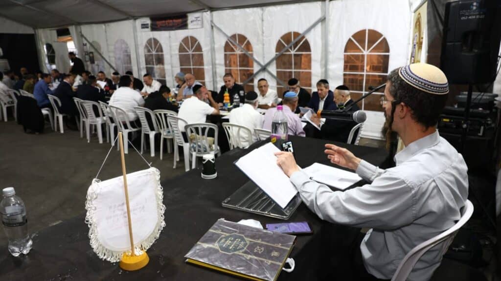 בכירי ומתנדבי זק"א בשיעור מיוחד בהר המנוחות לרגל היארצייט של מייסד הדף היומי