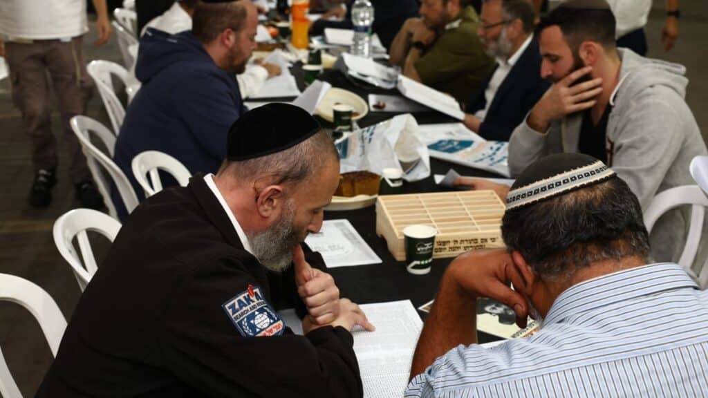 בכירי ומתנדבי זק"א בשיעור מיוחד בהר המנוחות לרגל היארצייט של מייסד הדף היומי