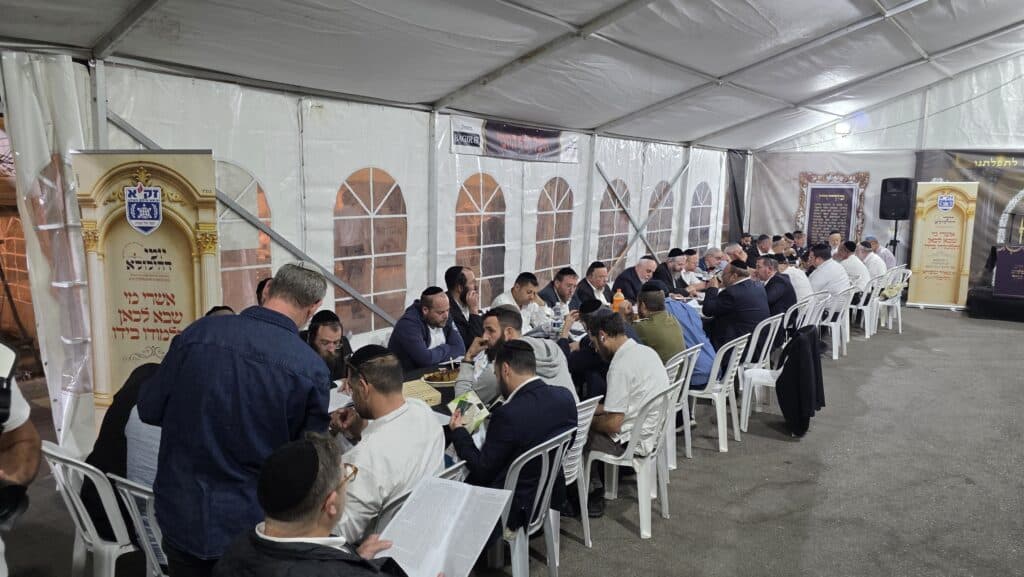 בכירי ומתנדבי זק"א בשיעור מיוחד בהר המנוחות לרגל היארצייט של מייסד הדף היומי