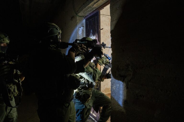תחת חשיכה: כוחות צה"ל שולפים מהמיטה את המחבל