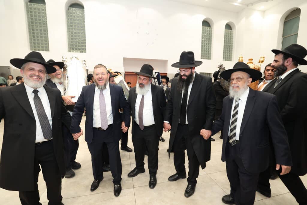 ירושלים: מעמד הכנסת ספר תורה לישיבת אהל תורה