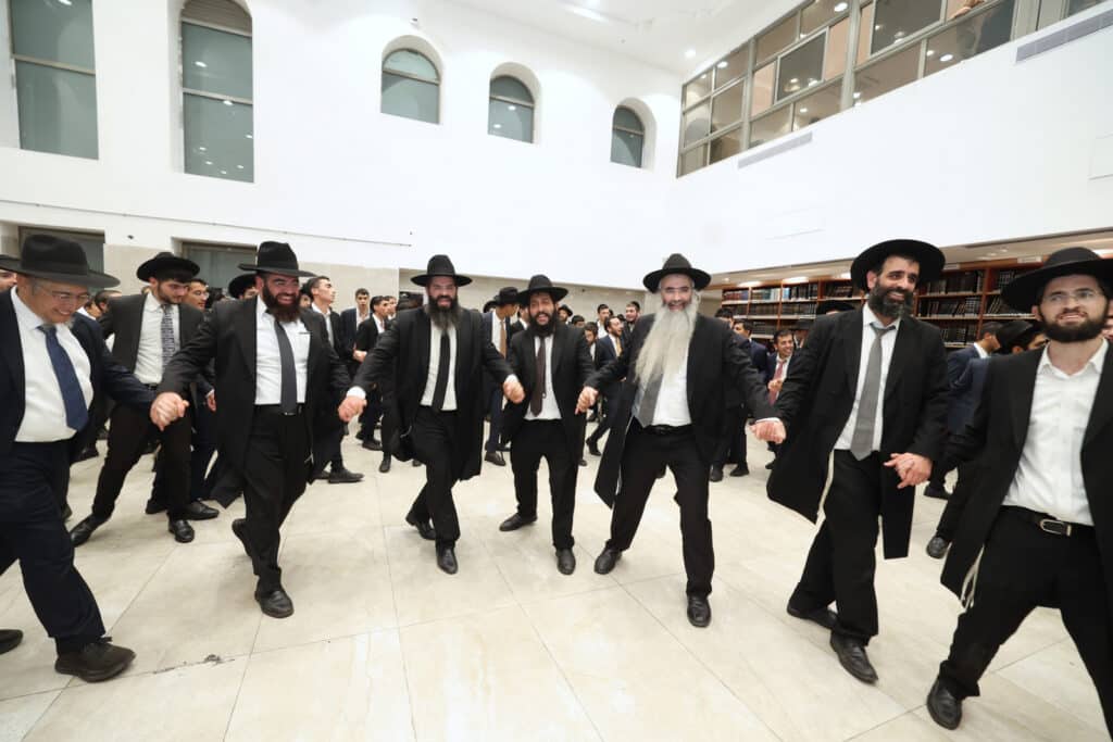 ירושלים: מעמד הכנסת ספר תורה לישיבת אהל תורה