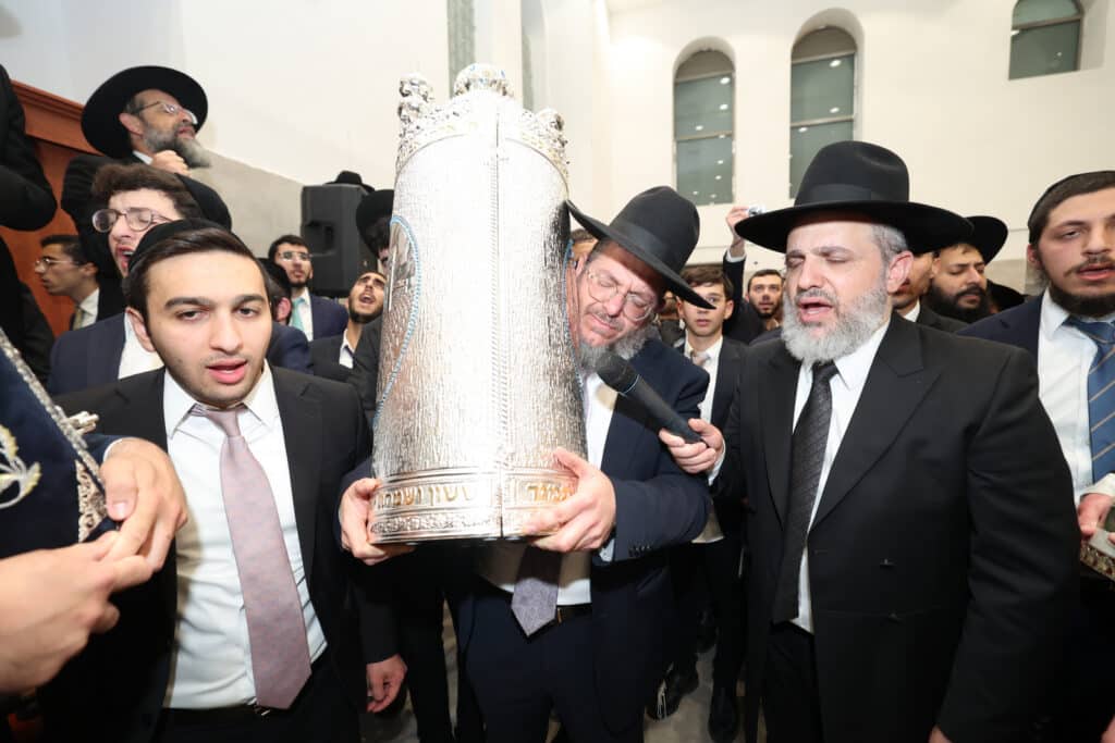ירושלים: מעמד הכנסת ספר תורה לישיבת אהל תורה