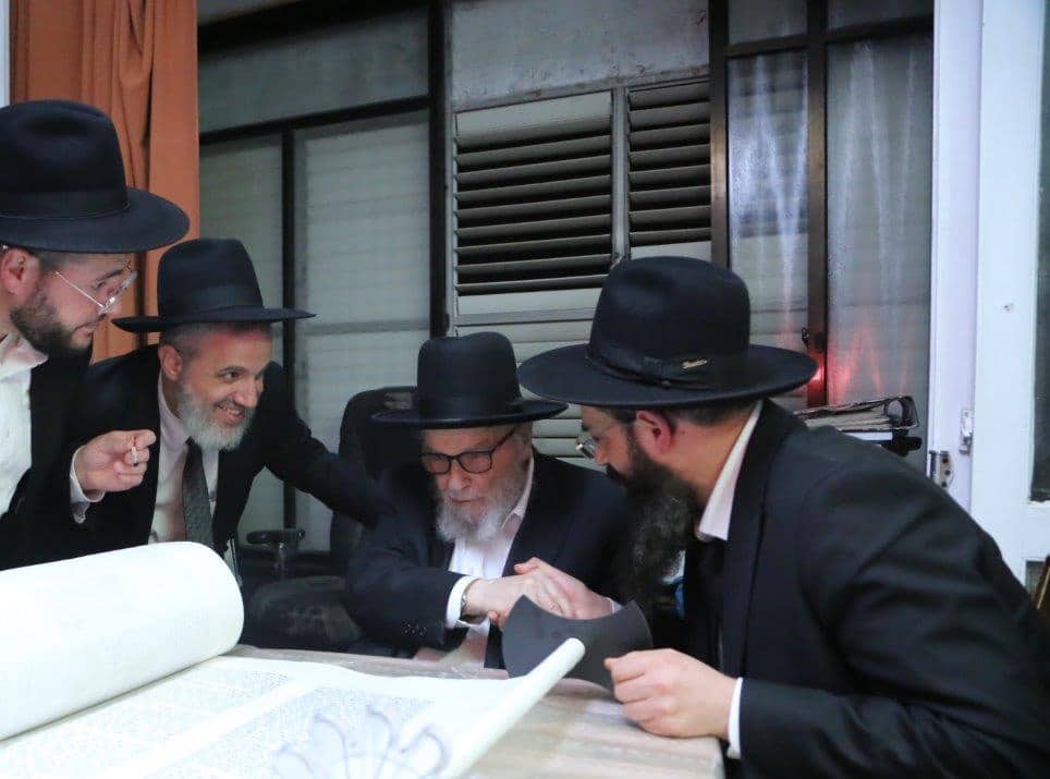 ירושלים: מעמד הכנסת ספר תורה לישיבת אהל תורה