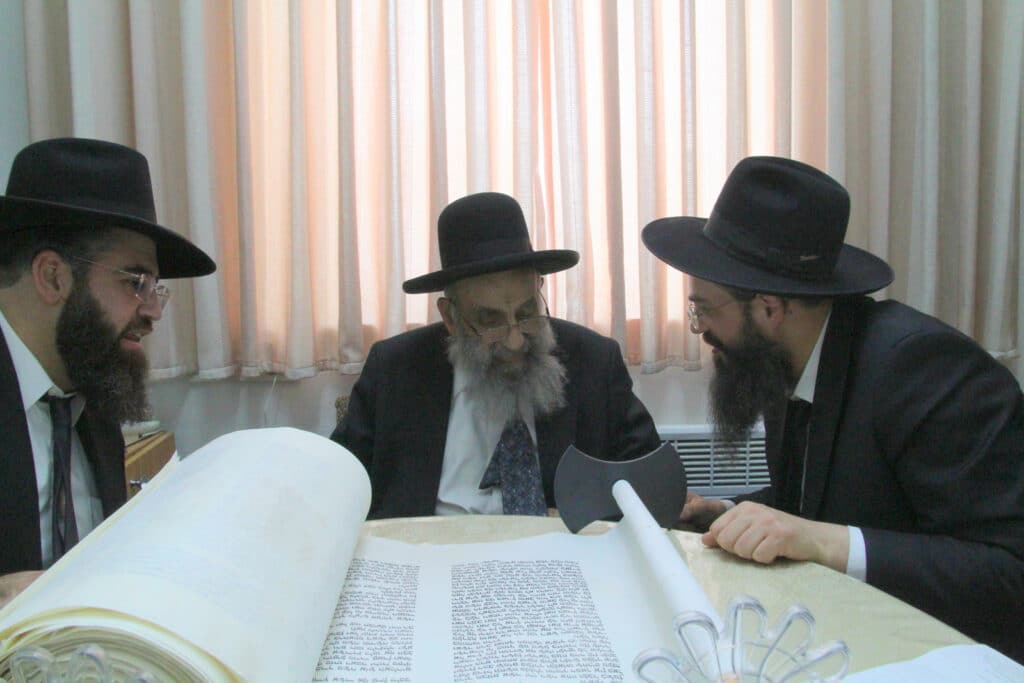 ירושלים: מעמד הכנסת ספר תורה לישיבת אהל תורה