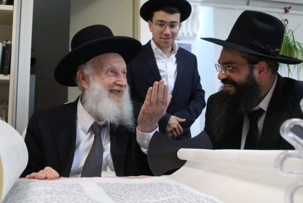 ירושלים: מעמד הכנסת ספר תורה לישיבת אהל תורה