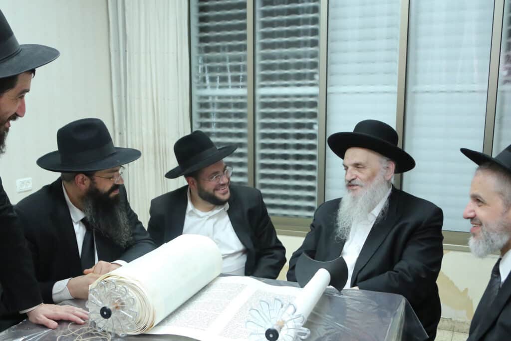 ירושלים: מעמד הכנסת ספר תורה לישיבת אהל תורה