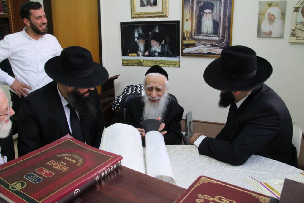 ירושלים: מעמד הכנסת ספר תורה לישיבת אהל תורה