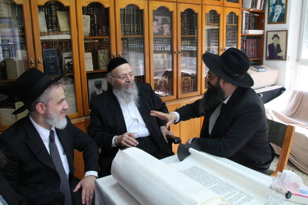 ירושלים: מעמד הכנסת ספר תורה לישיבת אהל תורה