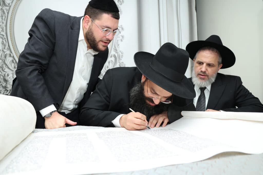 ירושלים: מעמד הכנסת ספר תורה לישיבת אהל תורה