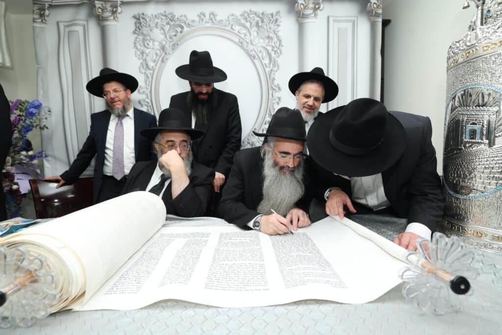 ירושלים: מעמד הכנסת ספר תורה לישיבת אהל תורה