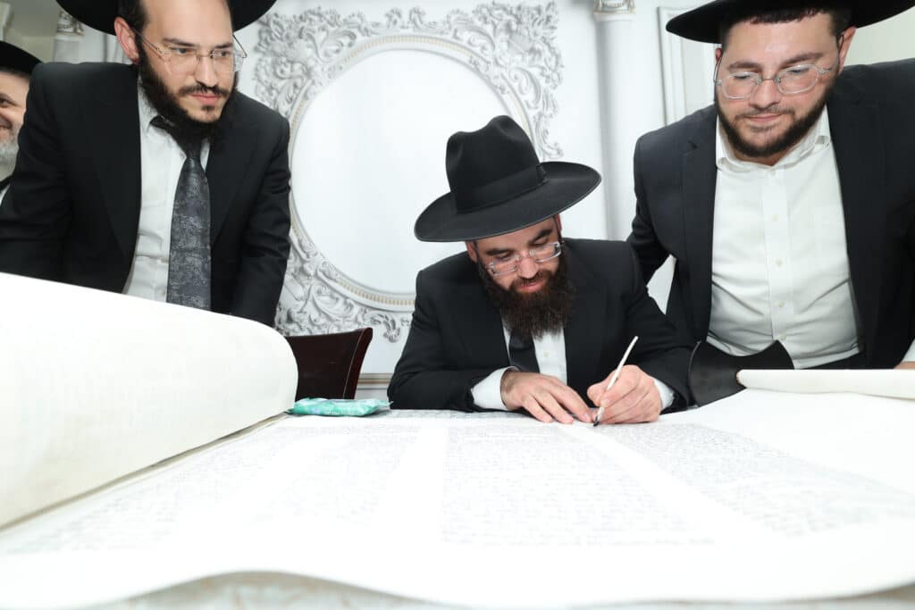 ירושלים: מעמד הכנסת ספר תורה לישיבת אהל תורה