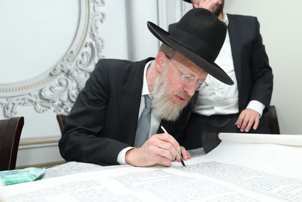 ירושלים: מעמד הכנסת ספר תורה לישיבת אהל תורה