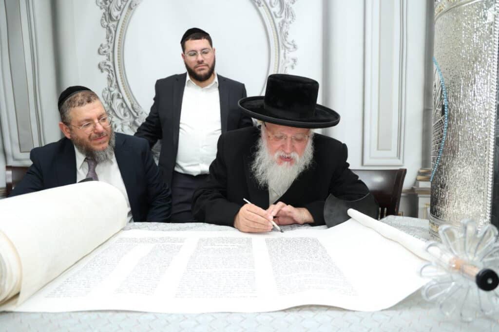 ירושלים: מעמד הכנסת ספר תורה לישיבת אהל תורה