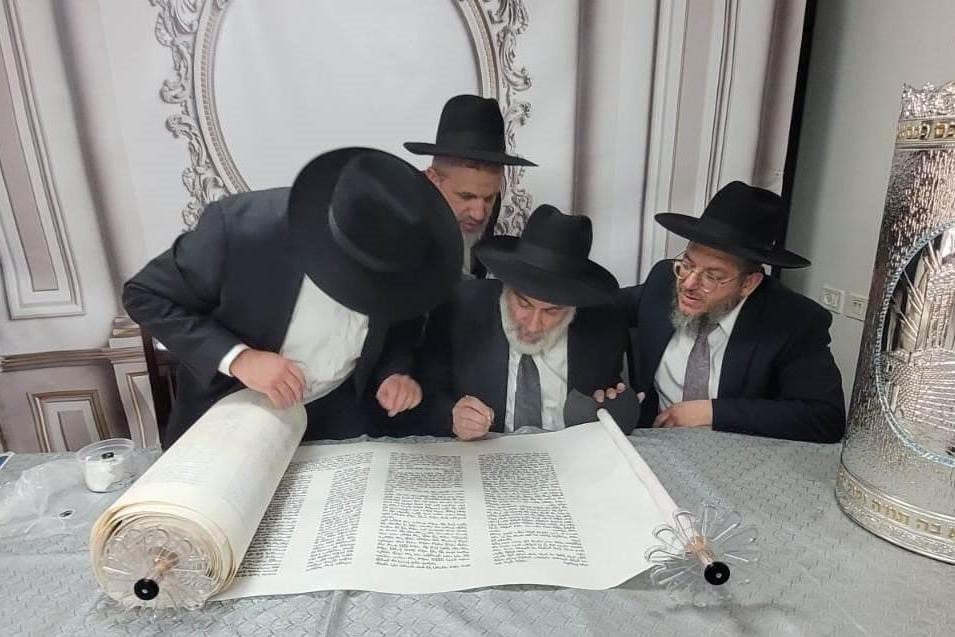 ירושלים: מעמד הכנסת ספר תורה לישיבת אהל תורה