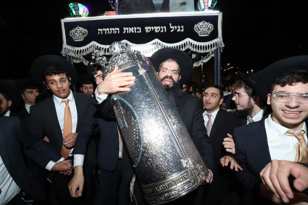 ירושלים: מעמד הכנסת ספר תורה לישיבת אהל תורה