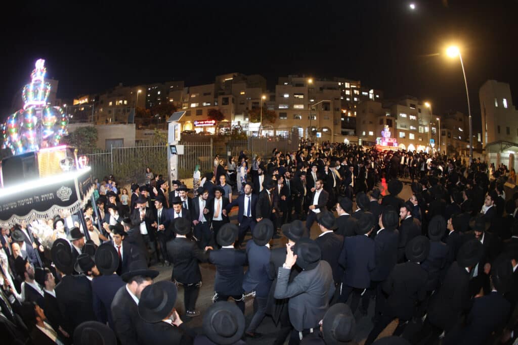 ירושלים: מעמד הכנסת ספר תורה לישיבת אהל תורה