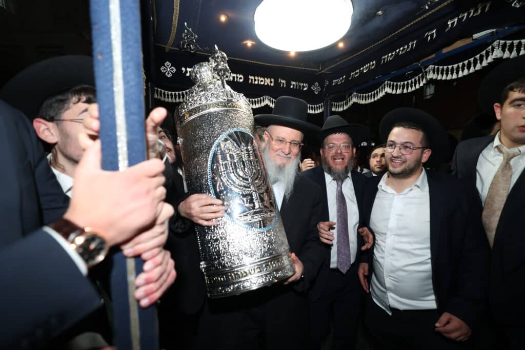 ירושלים: מעמד הכנסת ספר תורה לישיבת אהל תורה