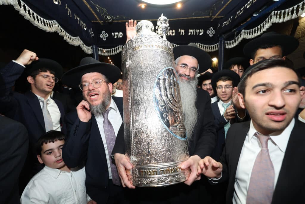 ירושלים: מעמד הכנסת ספר תורה לישיבת אהל תורה