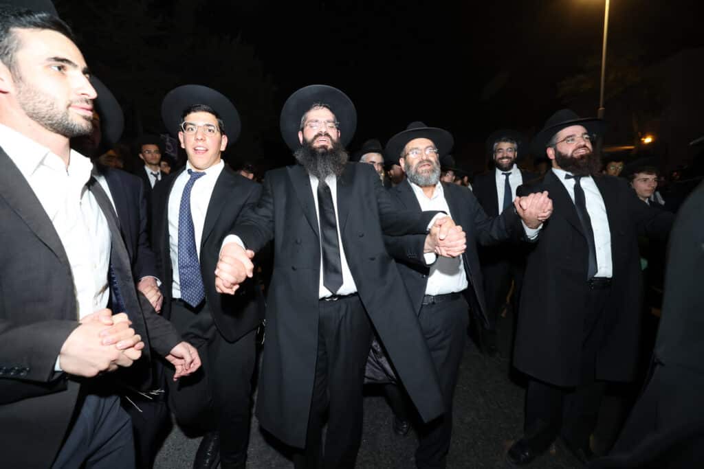 ירושלים: מעמד הכנסת ספר תורה לישיבת אהל תורה