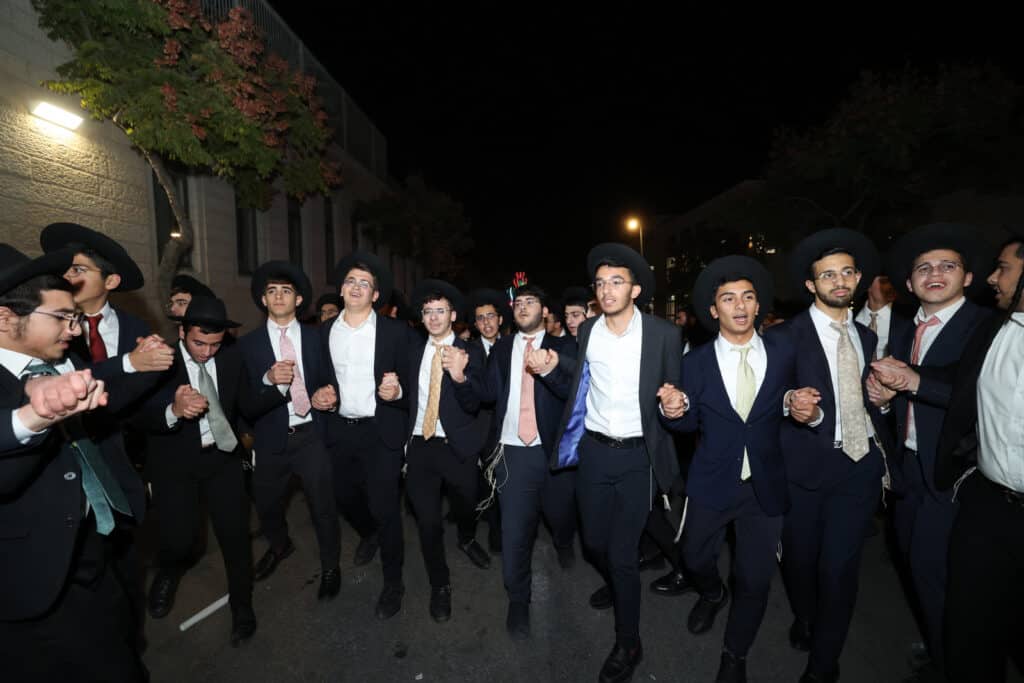 ירושלים: מעמד הכנסת ספר תורה לישיבת אהל תורה