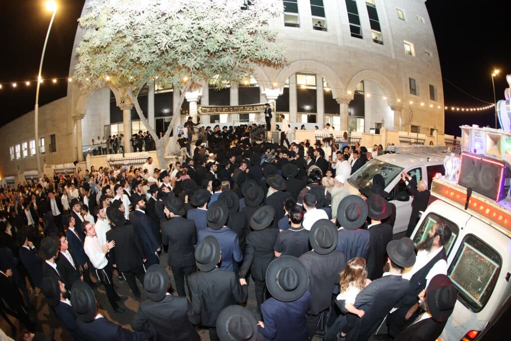 ירושלים: מעמד הכנסת ספר תורה לישיבת אהל תורה