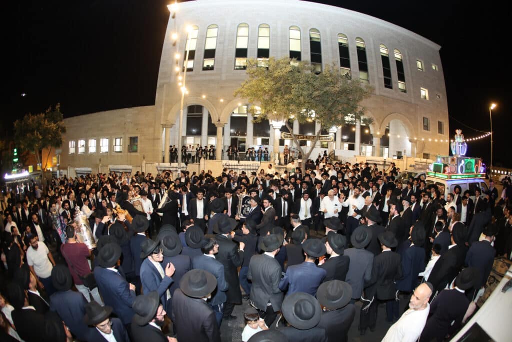 ירושלים: מעמד הכנסת ספר תורה לישיבת אהל תורה