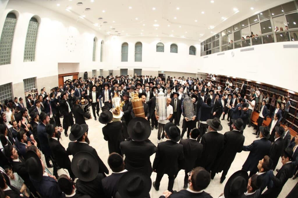 ירושלים: מעמד הכנסת ספר תורה לישיבת אהל תורה