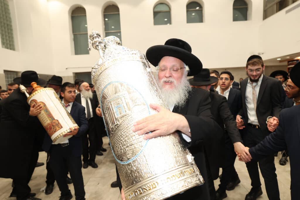 ירושלים: מעמד הכנסת ספר תורה לישיבת אהל תורה