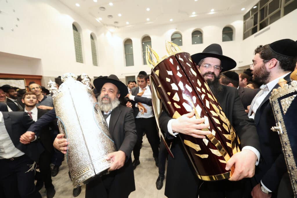 ירושלים: מעמד הכנסת ספר תורה לישיבת אהל תורה