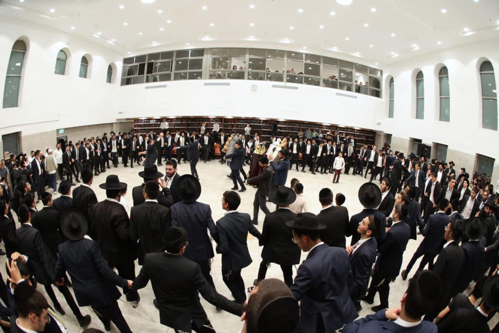 ירושלים: מעמד הכנסת ספר תורה לישיבת אהל תורה