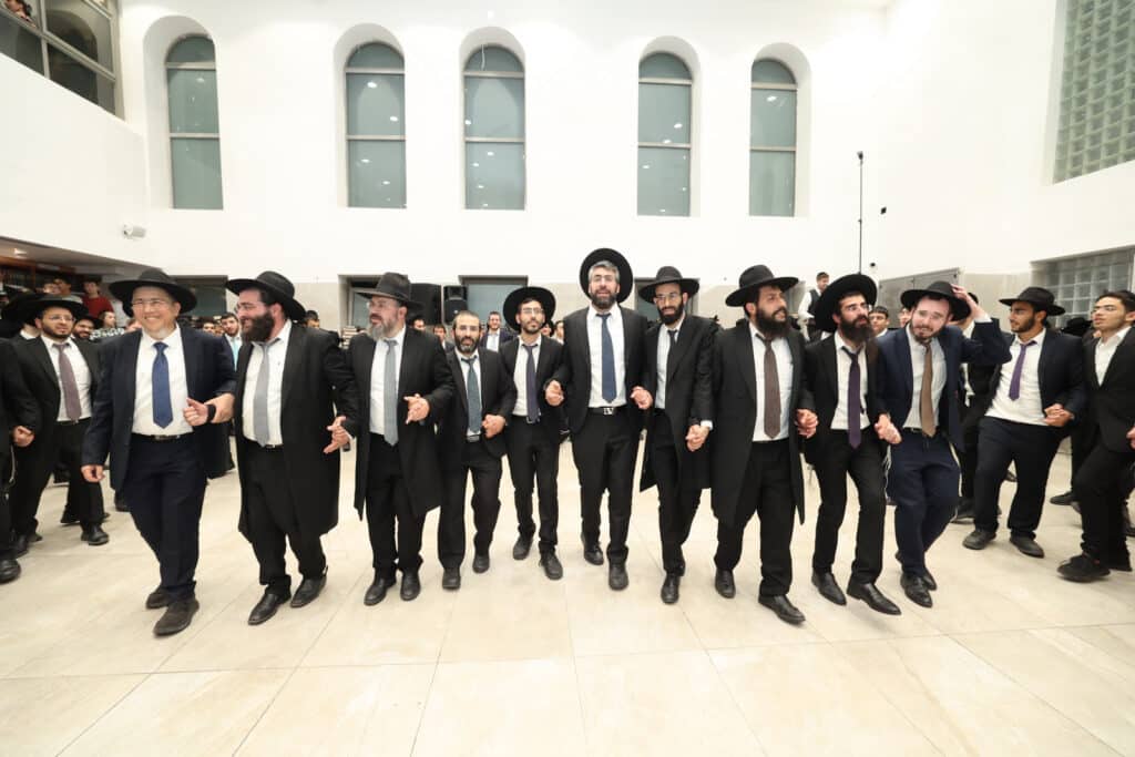 ירושלים: מעמד הכנסת ספר תורה לישיבת אהל תורה