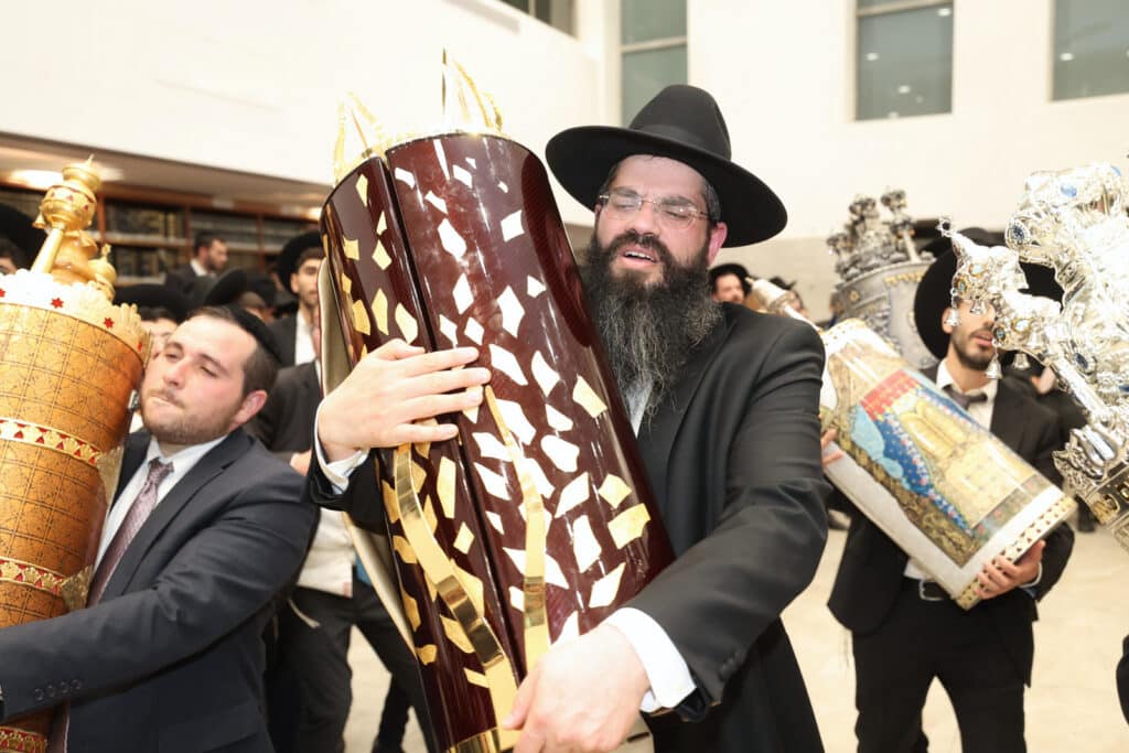 ירושלים: מעמד הכנסת ספר תורה לישיבת אהל תורה