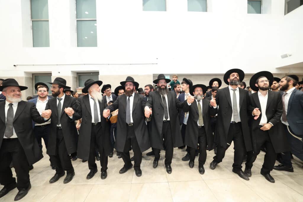 ירושלים: מעמד הכנסת ספר תורה לישיבת אהל תורה