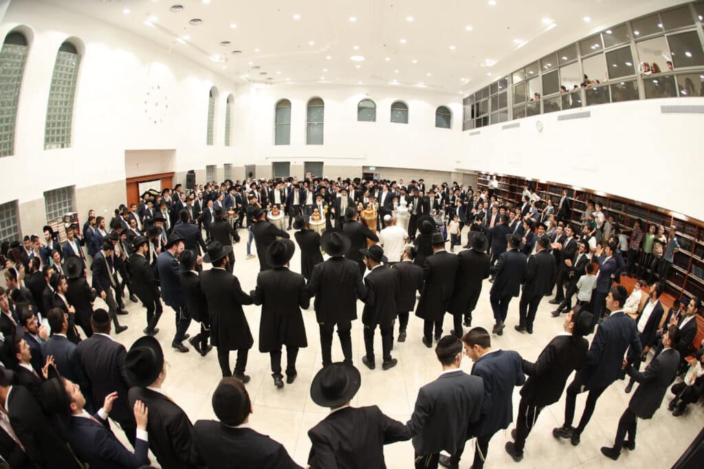 ירושלים: מעמד הכנסת ספר תורה לישיבת אהל תורה