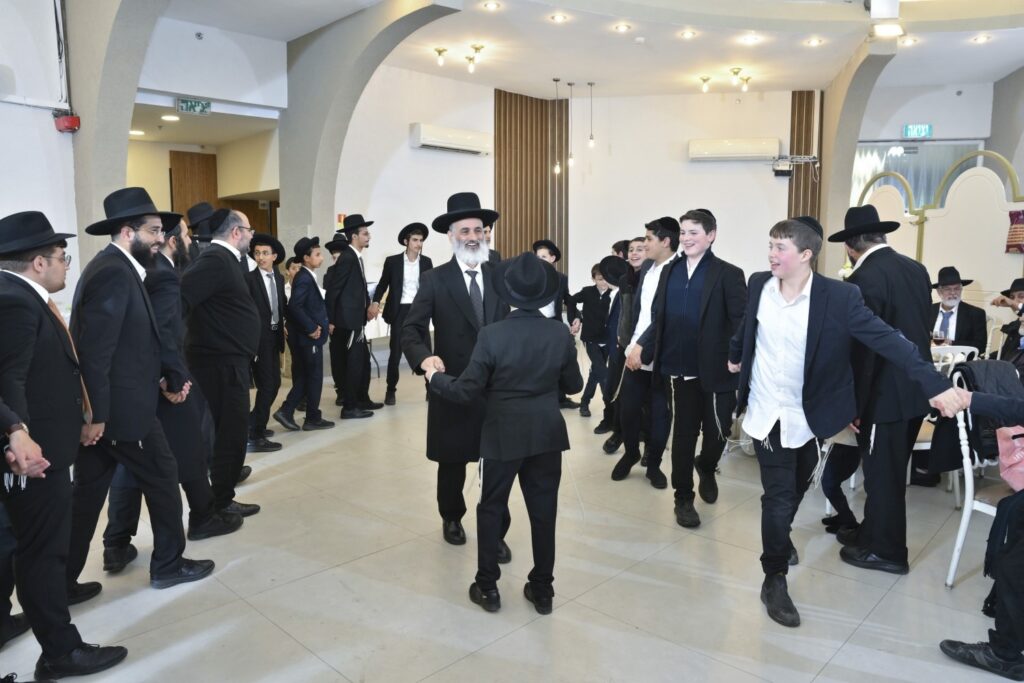 רבנים ואישי ציבור השתתפו בבר מצוה לבנו של הגר"ע צדוק