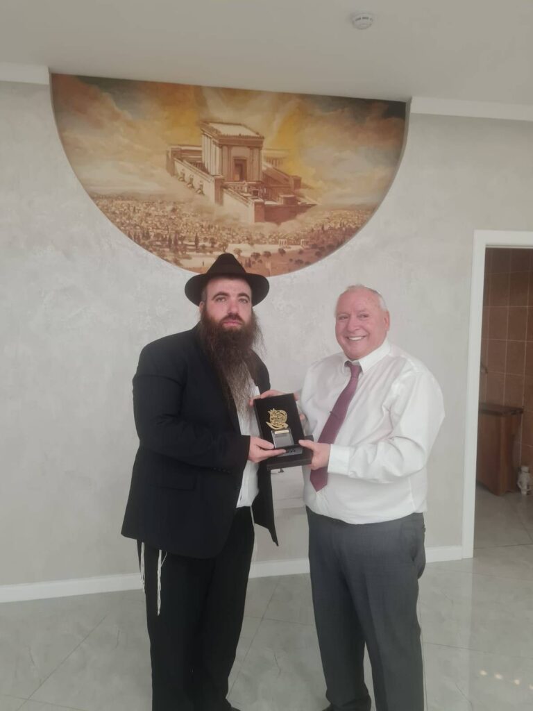 השר אמסלם במדינה המוסלמית: הסכמים וביקור בחב"ד השר אמסלם במדינה המוסלמית: הסכמים וביקור בחב"ד