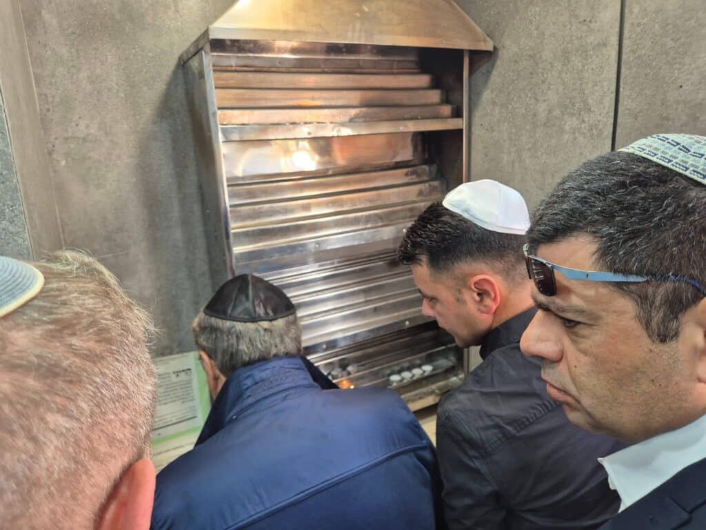 השר אמסלם במדינה המוסלמית: הסכמים וביקור בחב"ד השר אמסלם במדינה המוסלמית: הסכמים וביקור בחב"ד